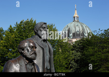 Allemagne, Berlin, Marx Engels Forum, des statues en bronze de Karl Marx et Friedrich Engels, Le Dôme de la cathédrale de Berlin, Berliner Dom Banque D'Images