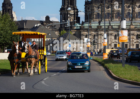 Allemagne, Saxe, Dresde, Cheval Tourisme et promenades en calèche le long Terrassenufer Banque D'Images