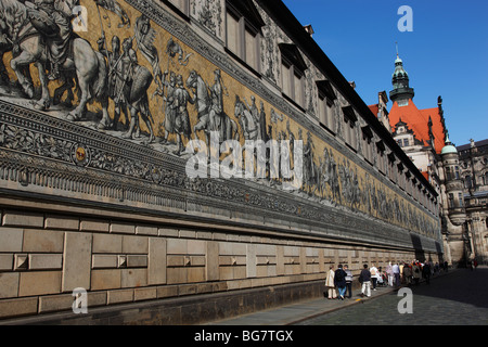 Allemagne, Saxe, Dresde, Vieille Ville, Procession des Princes, carreaux de porcelaine de Meissen, touristes Banque D'Images