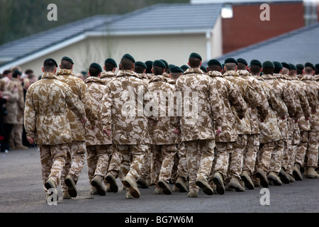 Soldats Anglais de la 4e Bataillon les fusils en désert uniforme sur la place d'armes au camp Bulford, Wiltshire, Banque D'Images