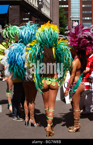 La Finlande, Helsinki, Helsingfors, danseurs, artistes de la rue des femmes portant des costumes colorés, vue arrière Banque D'Images