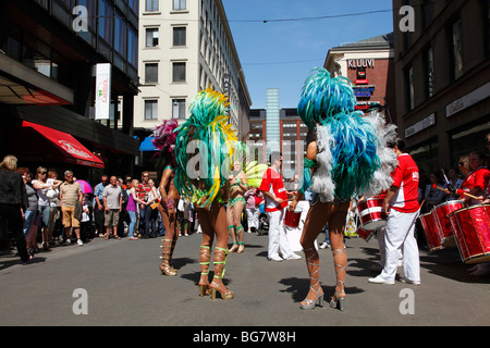 La Finlande, Helsinki, Helsingfors, danseurs, artistes de la rue des femmes portant des costumes colorés, vue arrière Banque D'Images