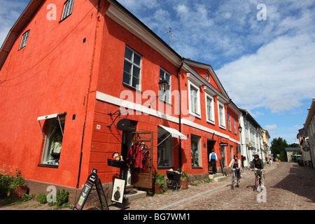 La Finlande, le sud de la Finlande, de l'Uusimaa, Porvoo, Maisons en bois médiévale, rue commerçante Banque D'Images