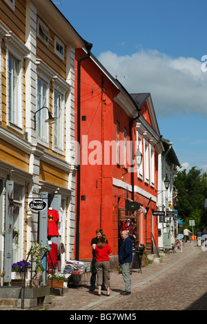 La Finlande, le sud de la Finlande, de l'Uusimaa, Porvoo, Maisons en bois médiévale, rue commerçante Banque D'Images