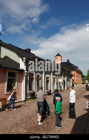 La Finlande, le sud de la Finlande, de l'Uusimaa, Porvoo, Maisons en bois médiévale, rue commerçante, les touristes Banque D'Images