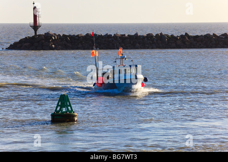 Le petit bateau de pêche 'Greyhound', une bouée de tribord en entrant dans le Port Royal de Ramsgate, Kent, UK Banque D'Images