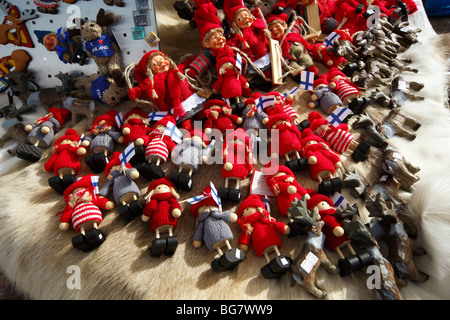 La Finlande, le sud de la Finlande, de l'Uusimaa, Porvoo, Place du marché, Place de l'hôtel de ville, l'artisanat, des poupées en vente dans Market Stall Banque D'Images