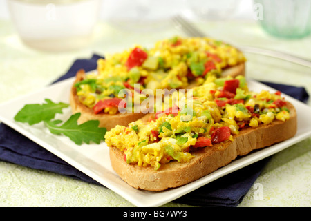 Oeufs brouillés sur toast avec ails au printemps. Recette disponible. Banque D'Images