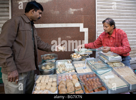 Vendeur de sucreries. Calcutta (Kolkata). L'Inde Banque D'Images