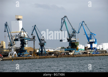 Silo et grues de port, Lorient, Bretagne, France Banque D'Images