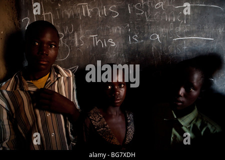 Les enfants sont devant un tableau noir dans une salle de classe de Amuria, en Ouganda. Banque D'Images