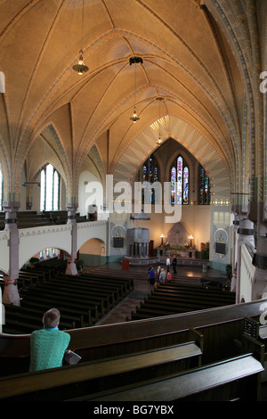 La Finlande, l'ouest de la Finlande, Turku, l'église de Saint Michel par Lars Sonck, intérieur, Coin, homme assis Banque D'Images