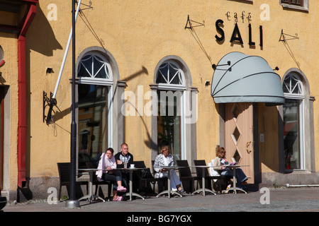 La Finlande, la région de Satakunta, Rauma, Old Rauma, maison historique médiévale, place de l'Hôtel de Ville, place du marché, le café en plein air Banque D'Images