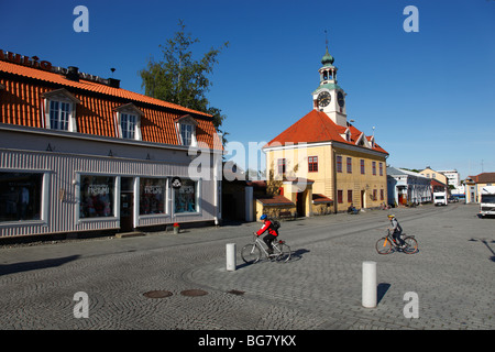 La Finlande, la région de Satakunta, Rauma, Old Rauma, maison historique médiévale, place de l'hôtel de ville, hôtel de ville, des cyclistes Banque D'Images