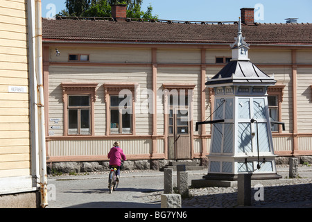 Région Satakunta Finlande de la vieille ville de Rauma Maisons à trimestre rue pavée historique et de logement dans la vieille ville vieille eau Pu Banque D'Images