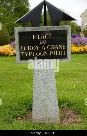 Signer pour Place Roy Crane par le mémorial pour les pilotes de Typhoon 151 tués dans la libération de la normandie , à Noyers Bocage Banque D'Images