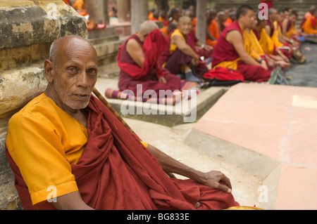 Le moine bouddhiste, lors d'une cérémonie au temple de la Mahabodhi, Bodh Gaya, Bihar, Inde Banque D'Images