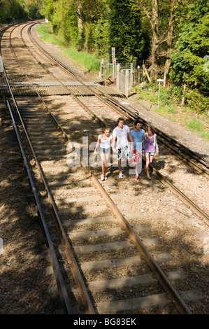 Groupe d'adolescents marchant le long d'une voie de chemin de fer Banque D'Images