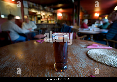 Pinte de bière dans un pub anglais traditionnel La couronne à peu de Walden, Essex, Angleterre. Banque D'Images