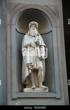 Statue de léonard de Vinci sur la galerie des Offices à Florence en Toscane, Italie Banque D'Images