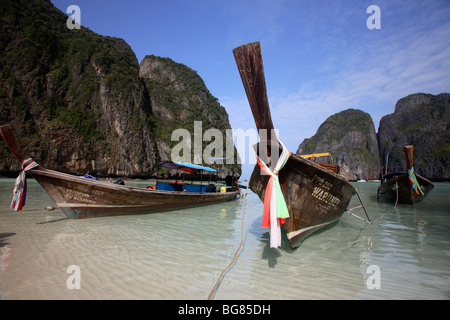 Bateaux à longue queue dans la baie de Maya, l'île de Phi Phi Leh, Thaïlande Banque D'Images