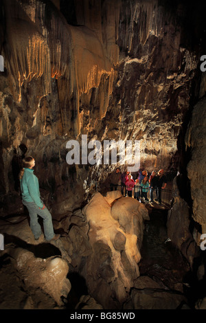 L'intérieur de l'environnement souterrain Pooles Cavern à Buxton, Peak District. Banque D'Images