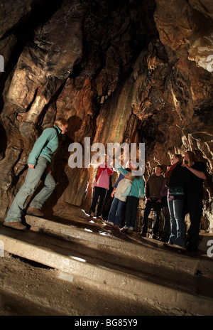 L'intérieur de l'environnement souterrain Pooles Cavern à Buxton, Peak District. Banque D'Images