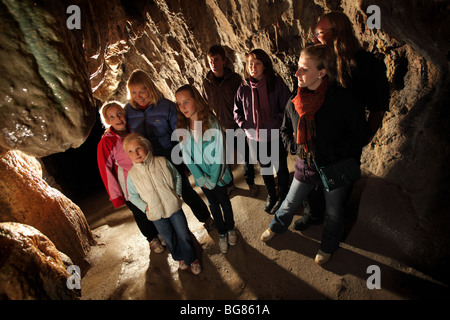 L'intérieur de l'environnement souterrain Pooles Cavern à Buxton, Peak District. Banque D'Images