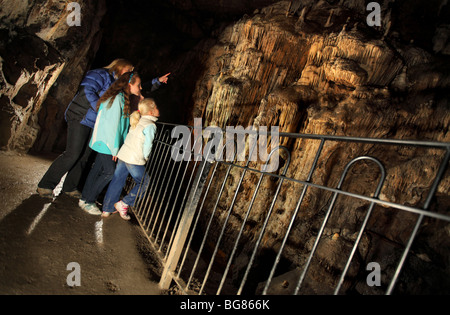 L'intérieur de l'environnement souterrain Pooles Cavern à Buxton, Peak District. Banque D'Images