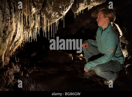 L'intérieur de l'environnement souterrain Pooles Cavern à Buxton, Peak District. Banque D'Images