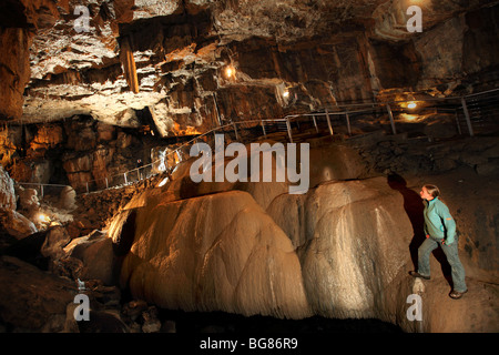 L'intérieur de l'environnement souterrain Pooles Cavern à Buxton, Peak District. Banque D'Images