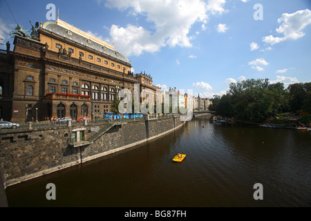 Le Théâtre National Narodni Divadlo le long de la rivière Vltava, Prague, CZ Banque D'Images