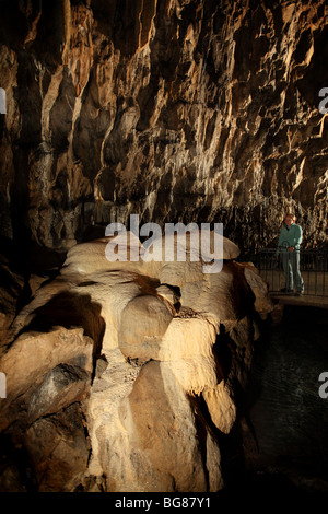 L'intérieur de l'environnement souterrain Pooles Cavern à Buxton, Peak District. Banque D'Images