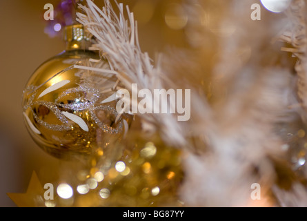 Babiole Soft focus sur un arbre de Noël artificiel Banque D'Images