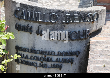 Ci-dessous la plaque buste en bronze de Camillo Benso comte Cavour près du château de Grinzane Cavour Langhe Piémont Italie Banque D'Images