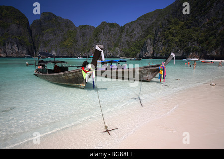 Bateaux à longue queue dans la baie de Maya, l'île de Phi Phi Leh, Thaïlande Banque D'Images