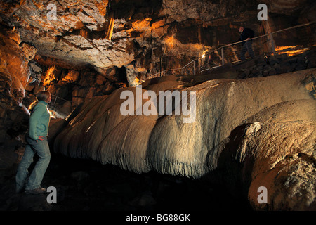 L'intérieur de l'environnement souterrain Pooles Cavern à Buxton, Peak District. Banque D'Images