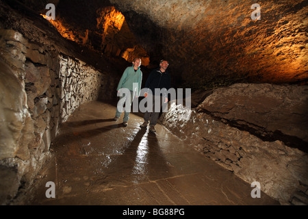 L'intérieur de l'environnement souterrain Pooles Cavern à Buxton, Peak District. Banque D'Images