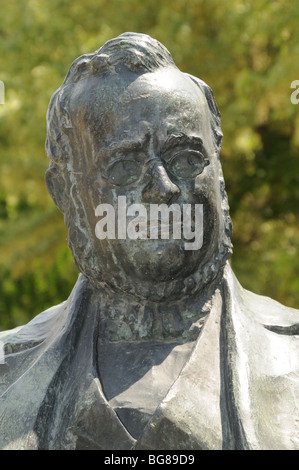 Buste en bronze de Camillo Benso comte Cavour qui se trouve à proximité du château de Grinzane Cavour Langhe Piémont Italie Banque D'Images