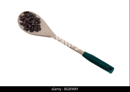 Grains de café dans une cuillère en bois. Isolé sur fond blanc. Banque D'Images