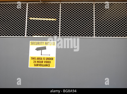 Caméra de surveillance de sécurité panneau d'avertissement sur le mur en milieu urbain. Banque D'Images