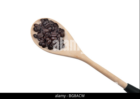 Grains de café dans une cuillère en bois. Isolé sur fond blanc. Banque D'Images