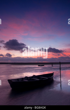 Bateaux au coucher du soleil sur la plage de Chesil, Dorset UK Banque D'Images