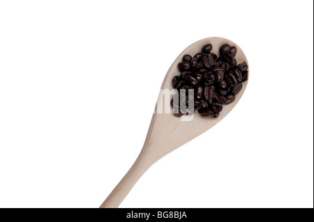 Grains de café dans une cuillère en bois. Isolé sur fond blanc. Banque D'Images