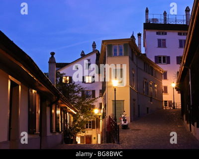 Suisse, Zurich, scène de rue au crépuscule dans la vieille ville de Zurich Banque D'Images