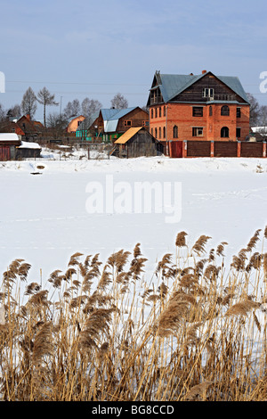 Maisons rurales cottages à l'hiver, Russie Banque D'Images