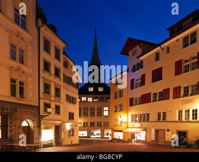 Suisse, Zurich, la vieille ville de Zurich, scène de rue avec vue sur Église Augustiner au crépuscule Banque D'Images