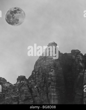 Pleine lune Loup avec Red Mountain baigné dans les nuages en arrière-plan. Stock photography par cahyman Banque D'Images