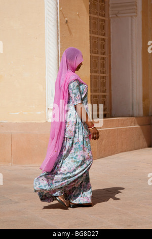 Indian woman walking Banque D'Images