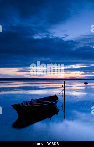 Bateaux au coucher du soleil sur la plage de Chesil, Dorset UK Banque D'Images